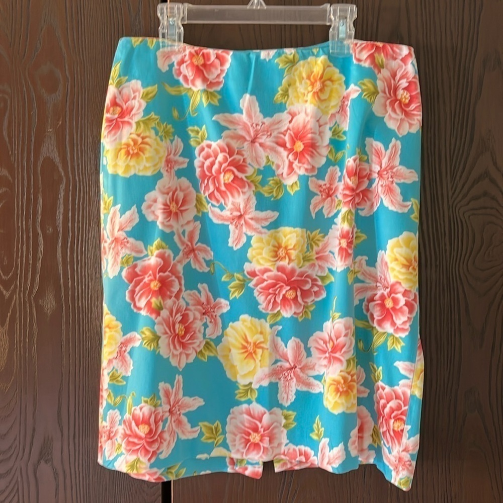 Jones New York Signature summer skirt in aqua. Pink and yellow floral. Size 6.